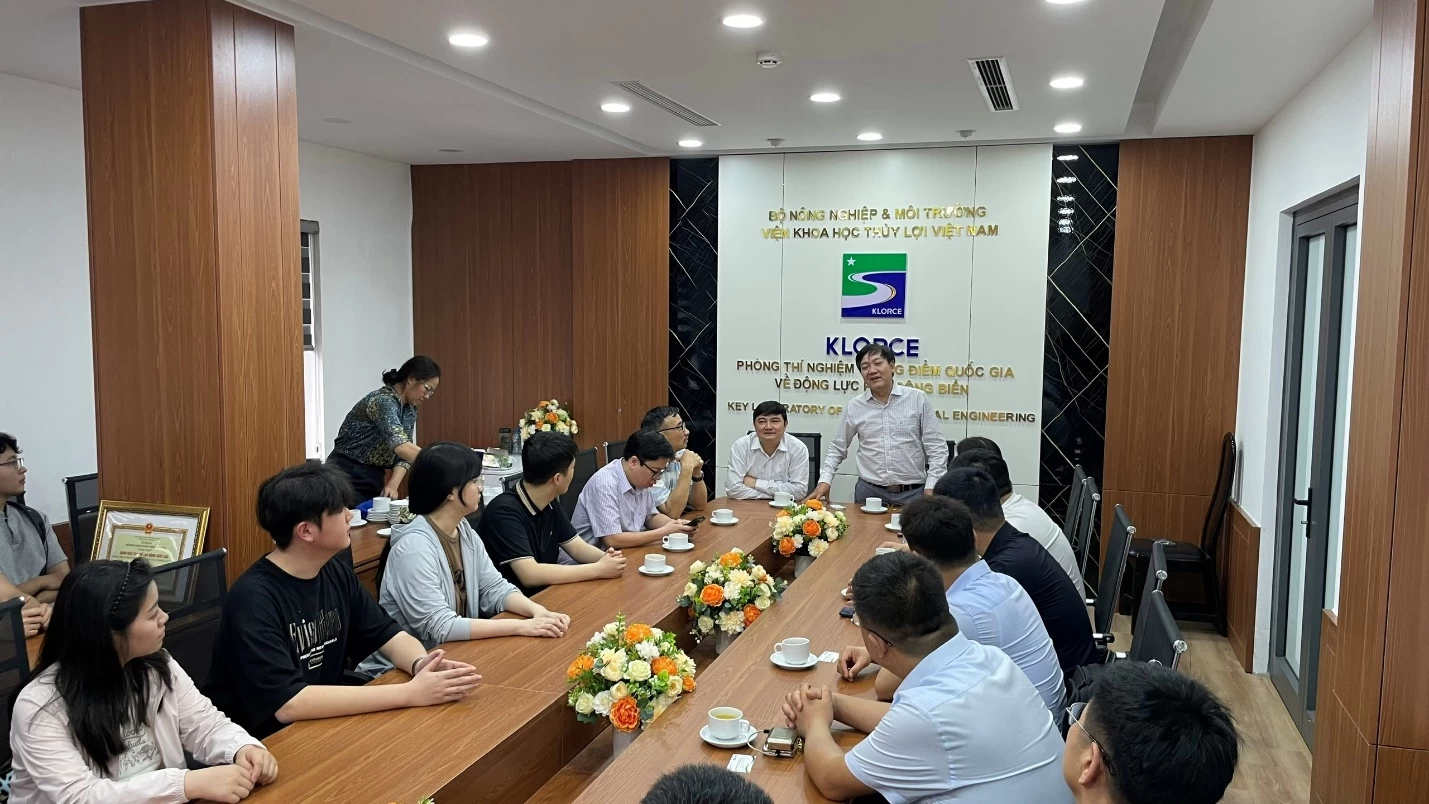 Phòng Thí nghiệm trọng điểm Quốc gia về động lực học sông biển đón tiếp và trao đổi hợp tác với Đại học Hồ Hải, Trung Quốc